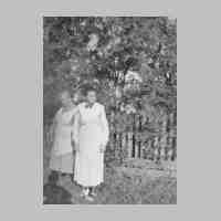 039-0013 Die Oma von Johannes Zoellner mit ihrer Schwester im Garten neben dem Teich .jpg
